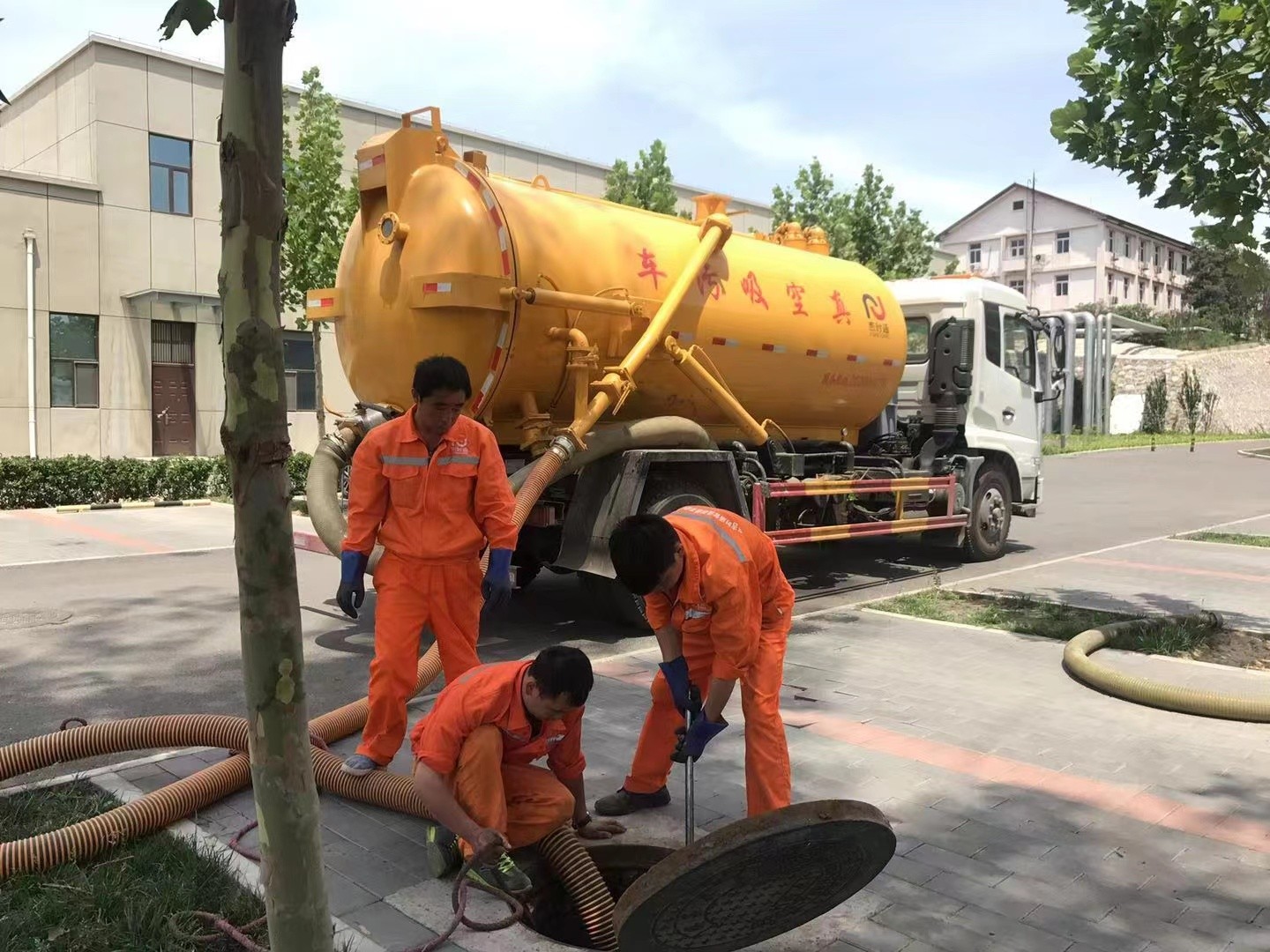 原阳管道疏通车停在窨井附近