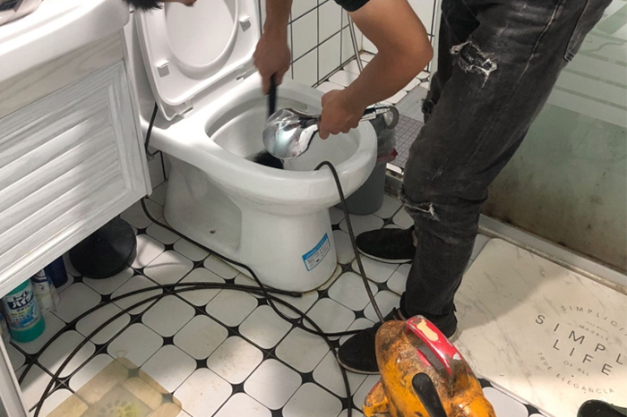 原阳马桶堵塞自己疏通还是找师傅?专业上门服务让你省时更省心